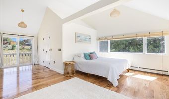 18 JH Dwyer Dr, Middletown, RI 02842