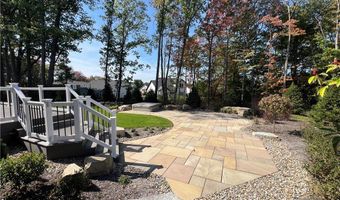 825 Club Dr W, Aurora, OH 44202