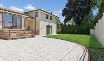 51 Dogwood Rd, Albertson, NY 11507