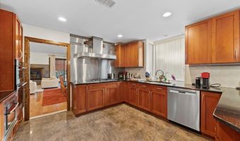 10 Morley Ct, Albertson, NY 11507