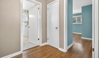 1040 E MOORPARK Ave, Appleton, WI 54911