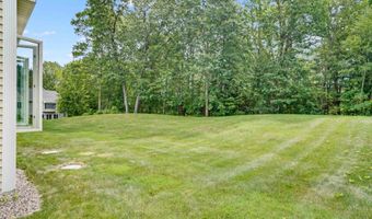 8 Royal Ln, Raymond, NH 03077
