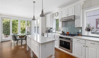 26 Narragansett Ave, Newport, RI 02840
