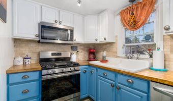 18 Sycamore St, Hyannis, MA 02601