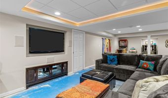 647 Waterford Ridge Dr, Ballwin, MO 63021
