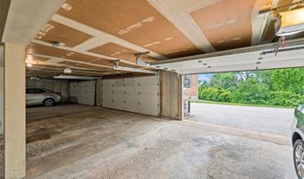 929 Claytonbrook Dr 2, Ballwin, MO 63011