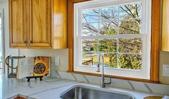 2 Simmons Rd, Barrington, RI 02806