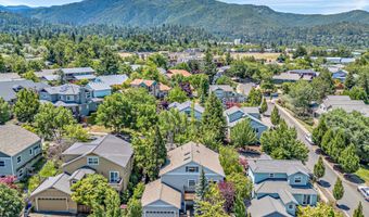 380 Hemlock Ln, Ashland, OR 97520