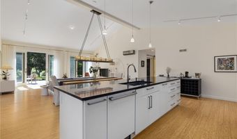 621 E Shore Rd, Jamestown, RI 02835