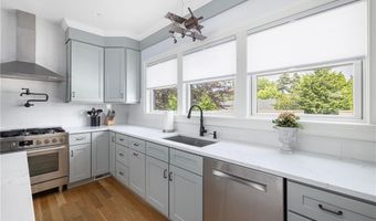 3 Oak St, Middletown, RI 02842