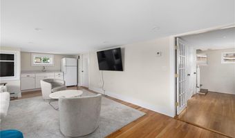 26 Narragansett Ave, Newport, RI 02840