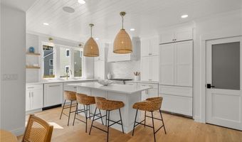 7 Wellington Ave, Newport, RI 02840