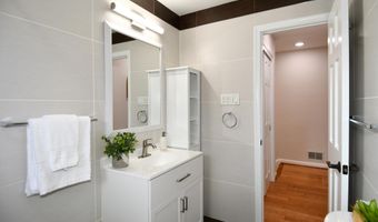 5701 RADNOR Ct, Bethesda, MD 20817