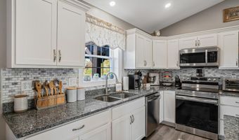 40 Knoll Crest Dr, Bangor, ME 04401