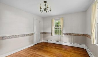 8 North Dr, Middletown, RI 02842