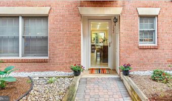 6924 FAIRFAX Dr 122, Arlington, VA 22213