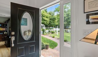 4 Canterbury Ln, Bourne, MA 02532