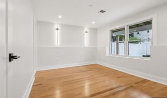 14 Redwood St, Bergenfield, NJ 07621