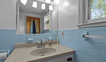 82 Vera St, Warwick, RI 02886