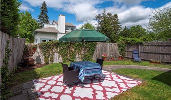 203 Fenner Ave 5, Middletown, RI 02842