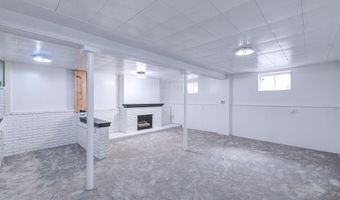 102 Highland Dr, Arkansas City, KS 67005