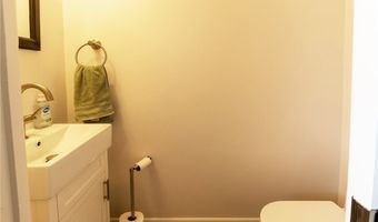 126 Greenbriar Dr, Aurora, OH 44202