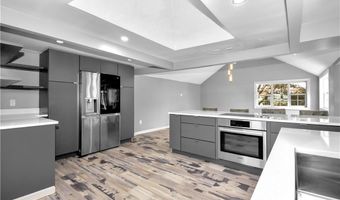 6 Sweeney Ln, Bristol, RI 02809