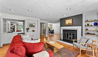 6 North Ln, Barrington, RI 02806