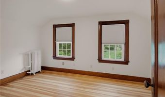 82 Van Zandt Ave, Newport, RI 02840