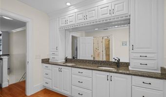60 Ayrault St, Newport, RI 02840