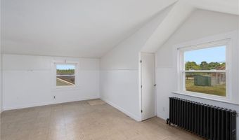 37 Reservoir Rd, Middletown, RI 02842