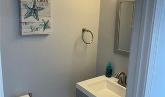 46 Follett Rd, Narragansett, RI 02882