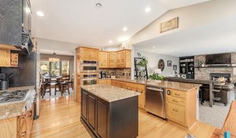 408 N Oak Ridge Rd, Brandon, SD 57005