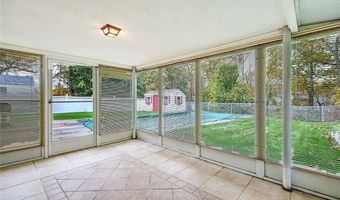 98 Iroquois Rd, Cumberland, RI 02864