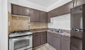 824 W College Blvd 201, Addison, IL 60101
