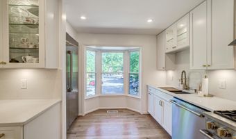 8 CARRIAGE HOUSE Cir, Alexandria, VA 22304