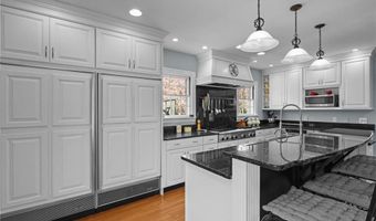 60 Ayrault St, Newport, RI 02840