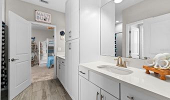 7631 PARADISO Dr, Apollo Beach, FL 33572