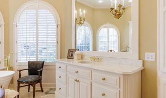 708 Town And Country Dr, Adel, GA 31620
