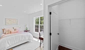 2550 FARMSTEAD Dr, Rockville, MD 20850