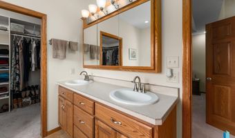608 N Riverwood Cir, Brandon, SD 57005