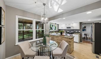 800 Eaglebrooke Dr, Ballwin, MO 63021
