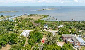 15 8th St, Apalachicola, FL 32320