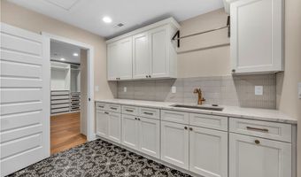 690 Club Dr W, Aurora, OH 44202
