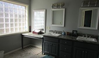 1401 Sanders Dr, Auburn, IN 46706