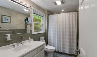 40 Sage Dr, Warwick, RI 02886