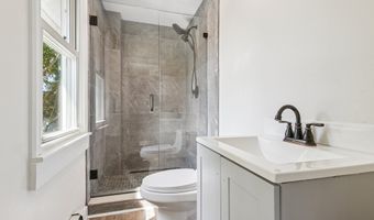91 Grove St, Clinton, CT 06413