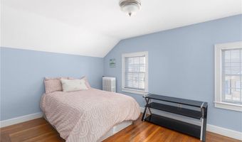 7 Loyola Ter, Newport, RI 02840