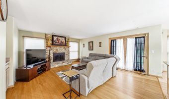 275 Farmhill Dr, Algonquin, IL 60102