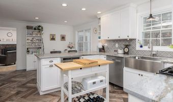 10 Greenbriar Ln, Amherst, NH 03031
